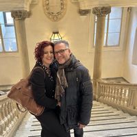 La maison en pleine campagne entourée de champs et de forêts