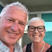 Older comfy house ½ hr from Vancouver. Lovely seaside walk & pier a 12 min walk down the hill.