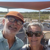 C'est une maison bleue dans un quartier au calme entourée de voisins sympathiques!