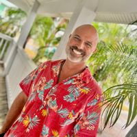 Siren’s Oasis: Mid-century modern beach retreat, sleeps 6, lift access, pond view, steps to beach.