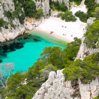 Appartement 2 chambres, peut accueillir 5 personnes. Il se situe à 2km des plages et des calanques.