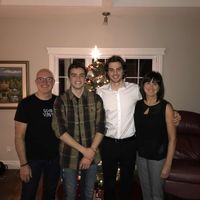 Maison 2 étages, verrière 3 saisons. Situé sur un terrain boisé de 325,000 Pi2, sentiers pédestres.