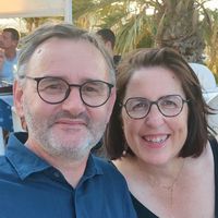 Jolie maison en bord de mer dans un port typique Breton