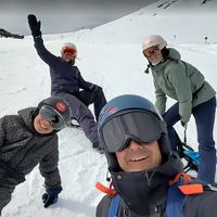 Belle maison, avec vue montagne et grande terrasse en bois végétalisée.