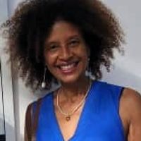 La chambre indépendante se situe à l'étage d'une très belle villa avec accès à la piscine.