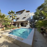 Penthouse avec terrasse panoramique sur le toit, piscine privée, plage de sable et jardin