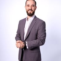 “Quartos amplos com ar-condicionado, frigobar, TV e banheiro privativo.”