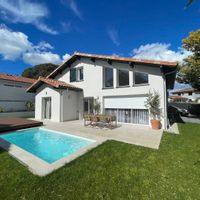 Villa familiale neuve avec jardin et piscine à Bayonne