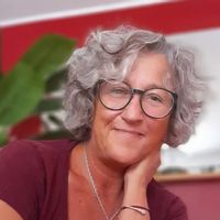 La chambre privée de SOPHIE est agréable dans un quartier calme. Parking privatisé. Petite terrasse