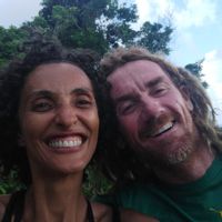 La Case au milieu des fruits et fleurs