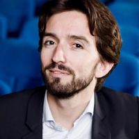 Grande maison avec jardin et terrasses à proximité immédiate de Paris et de la Défense.