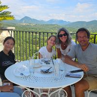 Grande maison gersoise avec jardin paysagé, terrasse abritée, piscine bois et vue sur les Pyrénées.