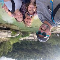 Notre maison est atypique, elle est sur 2 étages, avec des murs en pierre. Elle date de 1870 !