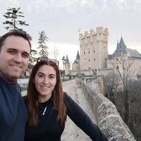 Apartamento de Raquel e David. Semissótão independente em chalé com jardim e piscina comuns.