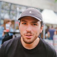 Chambre calme avec grand jardin au sein d'une maison en colocation, au vert et proche de la ville.