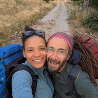 Maison en pierre perchée dans un village typique de Provence