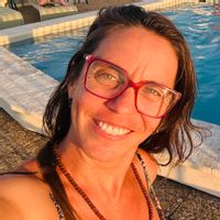 Voir la mer et la soufrière du fond du lit