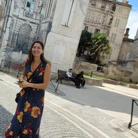 La maison est accueillante et chaleureuse avec une décoration personnalisée.