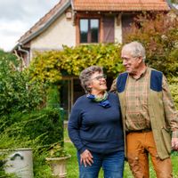 Maison en bord de village orientée sud avec un grand jardin arboré et fleuri