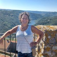 Maison de plein pied à l'abris des regards avec un beau jardin bien arboré et une terrasse au sud.