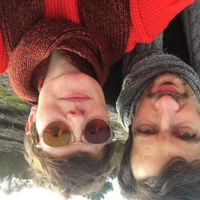 Nous vivons dans un appartement lumineux qui donne sur un jardin collectif.