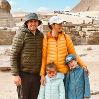 Maison joyeuse avec piscine, au pied des montagnes, jardin, animaux et jeux