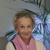 Charming 2-bedroom seaside flat on the 13th floor with stunning views and private pier swimming.