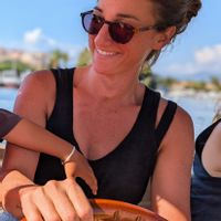 Lumineux appartement avec terrasse, vue dégagée avec commerces et transports au pied de l'immeuble.