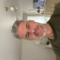 L’appartement de Cédric.  Situé entre Paris et Versailles, entouré de forêts, bus/train.