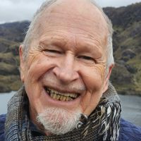 "Flowing space" with 2-story open LR, faces pocket park. Walk, bus, tram to World Heritage District.