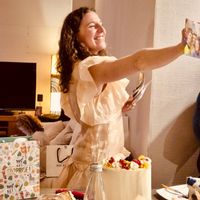 Maison 1930, charme de l’ancien avec équipements récents, entourée de jardins arborés.