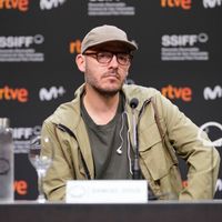 Comme une maison à Paris, un appartement au rez-de-chaussée de chaussée, chaleureuse et familiale