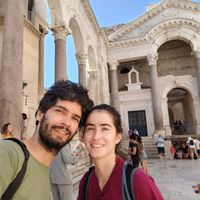 Appartement traversant avec deux chambres et deux balcons. Parking privatif et visiteur disponibles.