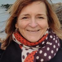 La maison de Linda est à quelques pas de la mer avec un jardin clos. Elle est spacieuse.