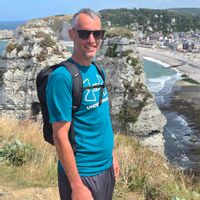 bacheleur,  bien situé ! Et beaucoup d'activités a faire au alentours.