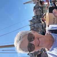 Muskoka Canada retreat 
A 3 bedroom 2 bathrooms two story home with front porch, 4 season room