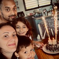 Maison clôturée avec piscine et jacuzzi.