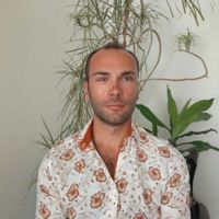 Maison moderne avec jardin entre mer et montagne