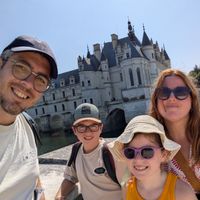 Bienvenue dans notre maison familiale, un havre de paix niché sur un terrain entouré de forêt.