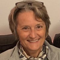 Notre maison, lumineuse, toute équipée, dans un environnement calme, a une vue magnifique sur mer.