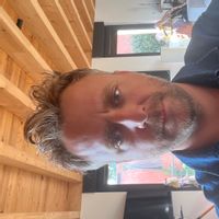 Maison avec vue panoramique et jardin.