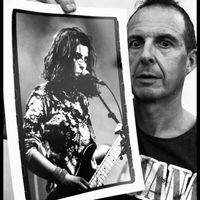 À l'orée d'une forêt, sous les pins