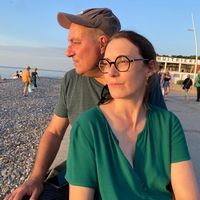 C’est une maison normande ancienne, avec sa vigne vierge et ses murs en briques et silex.