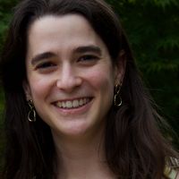 La chambre privée de Marine est un écrin typiquement parisienne, moulures au plafond, parquet.