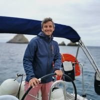 Belle maison lumineuse sur les hauteurs d'un bourg charmant du Finistère, proche de la mer.