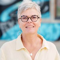 La maison aux volets bleus, sur la côte de Nacre, dans le vieux bourg, à un petit km de la mer