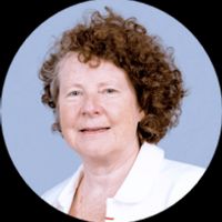 la chambre d'invité-es est au sud, au 1er étage qui donne sur le jardin peuplé d'oiseaux.