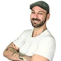 Studio mansardé vue mer sur les toits de la ville de Hyères