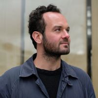 I live in a quiet flat, luminous and well furnished next to the Buttes Chaumont Park.