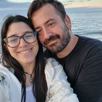 Casa de 2 plantas en La Carolina, 3 dorm, 2 baños, jardín y galería. Ideal para descansar.